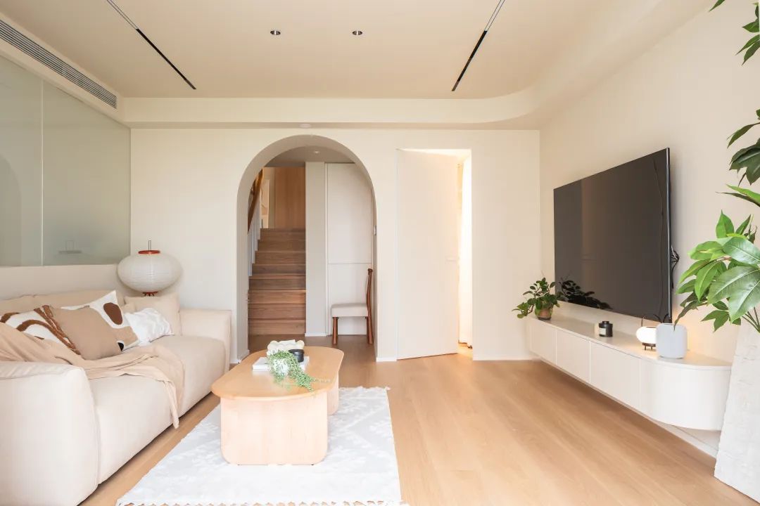 130㎡被拆分成四层，成都夫妻用“高级原木风”破解难题