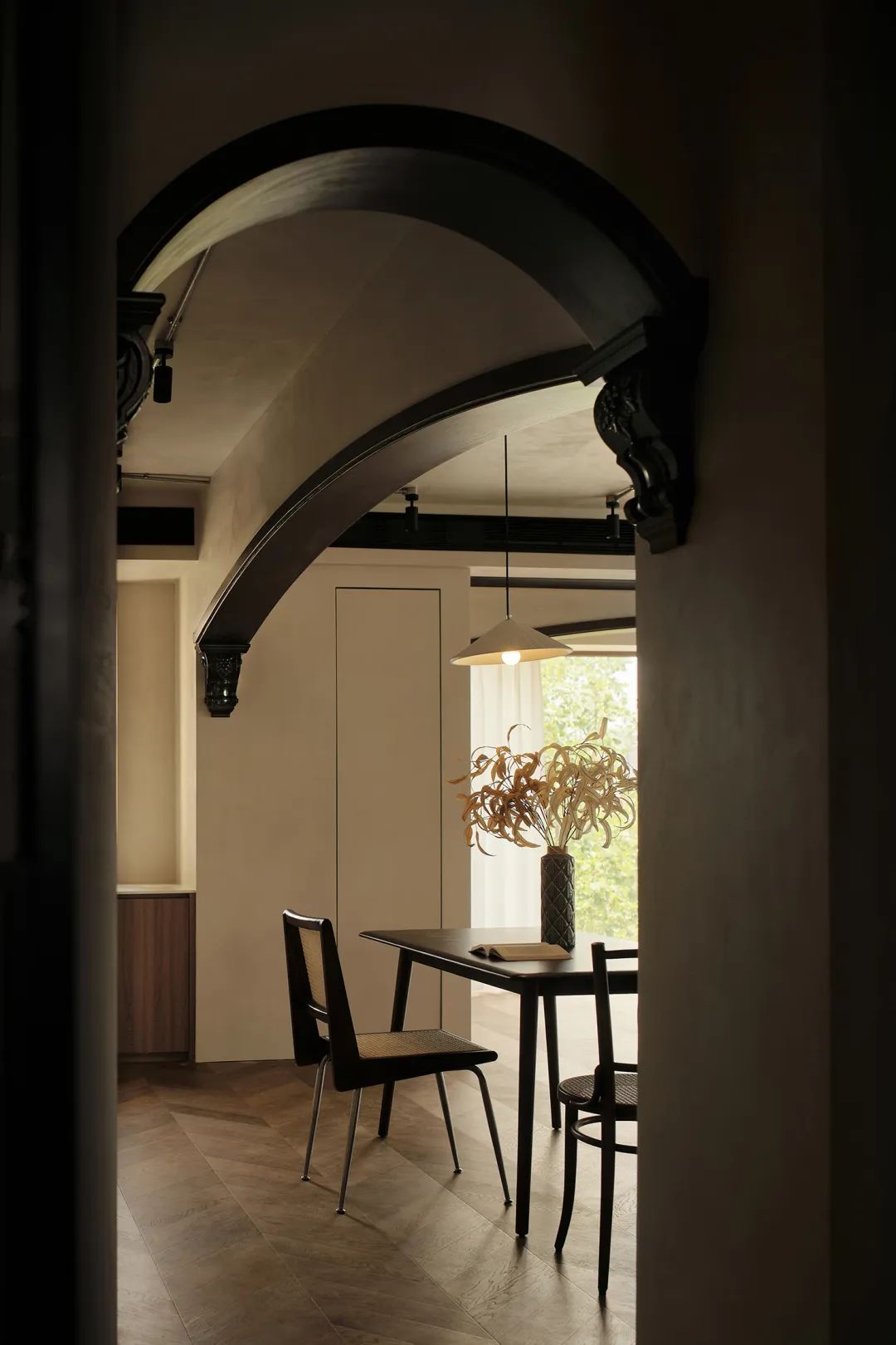 如油画般的140㎡家，复古优雅且浪漫，绝美窗景尽收眼底